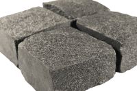 Гранитная брусчатка RKS Slate Karelian Black 100x100 мм на дорожке | Купить гранитную брусчатку в [Ваш Город] | Мощение, ландшафтный дизайн